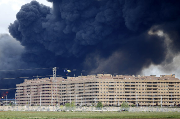 스페인 폐타이어 야적장 화재... ‘치솟는 검은 연기’