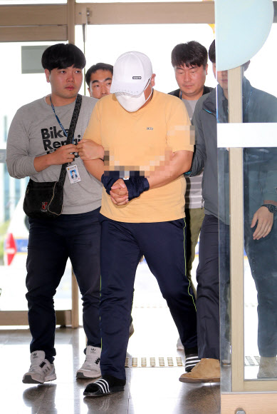 제주에서 발생한 중국 여성 피살사건 피의자 중국인 S모씨가 15일 오후 추가 조사를 받기 위해 제주 서귀포경찰서로 들어오고 있다.  연합뉴스