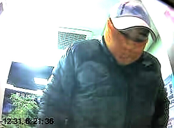 지난해 연말 제주시 한 은행 현금자동인출기에서 피살된 중국 여성의 금융계좌에서 돈을 찾아가는 강도살해 피의자 S씨의 모습. 현금자동인출기의 카메라에 찍혔다.  제주 서귀포경찰서 제공