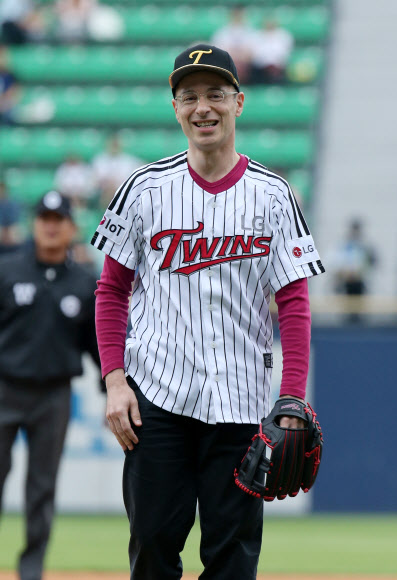 프랑스 작가 베르나르 베르베르가 15일 오후 서울 송파구 잠실야구장에서 열린  2016 타이어뱅크 KBO리그 SK 와이번스와 LG 트윈스의 경기에 앞서 시구를 한 뒤 활짝 웃고 있다.    연합뉴스