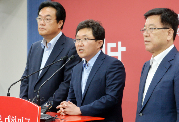 15일 새누리당 혁신위원장으로 지명된 김용태(가운데) 의원이 여의도 당사에서 기자회견을 하고 있다. 이종원 선임기자 jongwon@seoul.co.kr