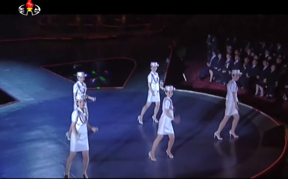 ‘북한판 걸그룹’ 모란봉악단이 최근 열린 노동당 제7차 대회 경축공연에서 다양한 군무(群舞)를 추는 모습을 조선중앙TV가 지난 14일 녹화 방송했다.  연합뉴스