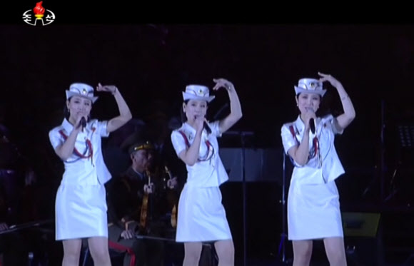 ‘북한판 걸그룹’ 모란봉악단이 최근 열린 노동당 제7차 대회 경축공연에서 다양한 군무(群舞)를 추는 모습을 조선중앙TV가 지난 14일 녹화 방송했다.  연합뉴스