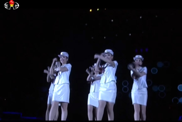 ‘북한판 걸그룹’ 모란봉악단이 최근 열린 노동당 제7차 대회 경축공연에서 다양한 군무(群舞)를 추는 모습을 조선중앙TV가 지난 14일 녹화 방송했다.  연합뉴스