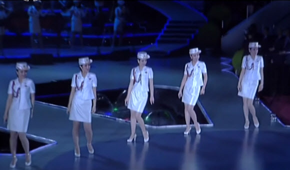 ‘북한판 걸그룹’ 모란봉악단이 최근 열린 노동당 제7차 대회 경축공연에서 다양한 군무(群舞)를 추는 모습을 조선중앙TV가 지난 14일 녹화 방송했다.  연합뉴스