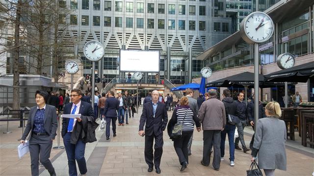 전통 금융사와 핀테크 기업이 공존하는 영국 런던의 금융 중심지 카나리워프의 원캐나다스퀘어 앞 광장. 금융사 직원들이 바쁘게 이동하고 있다. 오른쪽은 카나리워프의 상징인 원캐나다스퀘어 빌딩.