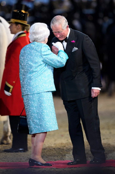 엘리자베스 2세 영국 여왕이 15일(현지시간) 90번째 생일 축하 연회에서 찰스 왕세자의 인사를 받고 있다. AFP 연합뉴스