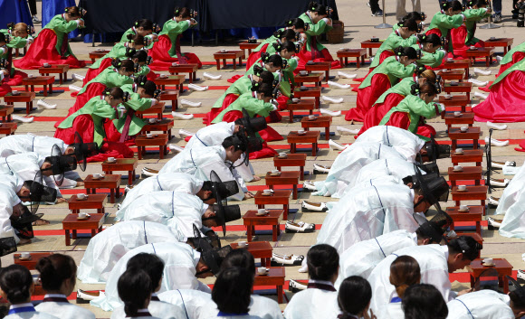 한국의 젊은 남녀들이 16일 44번째 성년의 날을 맞아 전통 의상을 입고 절을 하고 있다.AP 연합뉴스