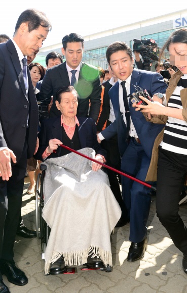 기자 밀어내는 신격호