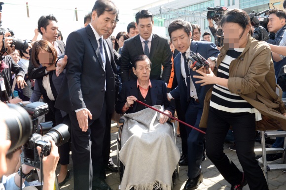 기자 밀어내는 신격호