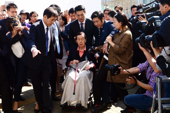 병원 들어서는 신격호 총괄회장
