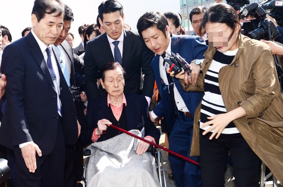 임신한 기자 밀어내는 신격호