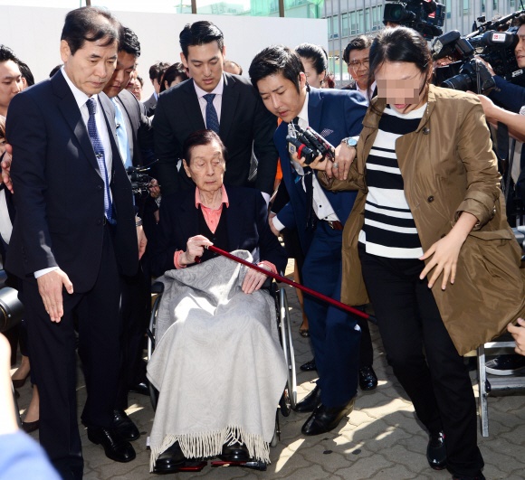 임신한 기자 밀어내는 신격호