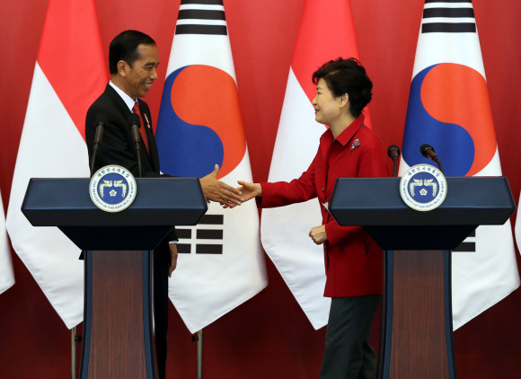 조코 위도도 인도네시아 대통령에게 손 내미는 박근혜 대통령