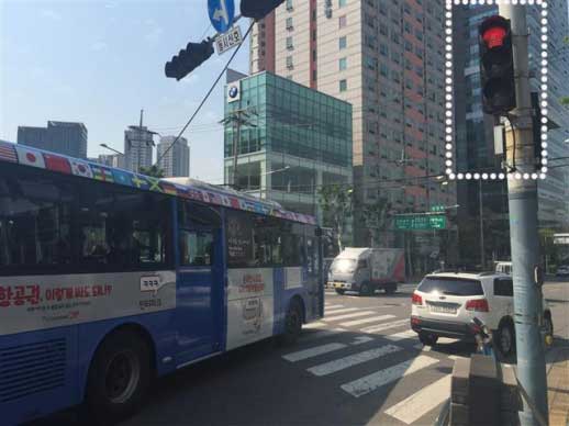 시내버스와 스포츠유틸리티차량(SUV)이 16일 서울 용산구 남영역 교차로에서 우회전 적신호를 무시한 채 달리고 있다. 강신 기자 xin@seoul.co.kr