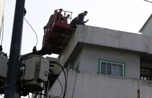 옥바라지 골목 명도 집행위해 진입하는 철거반원