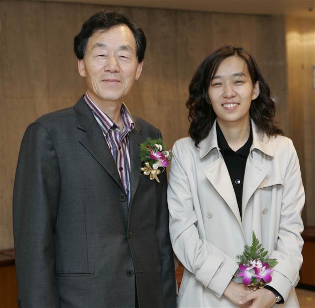 2005년 한강(오른쪽) 작가의 이상문학상 시상식에 참석한 한승원 작가. 서울신문 DB