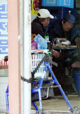 17일 낮 서울 동대문구 청량리동 A식당에서 노숙자로 보이는 남성 2명이 막걸리를 마시고 있다. 강성남 선임기자 snk@seoul.co.kr