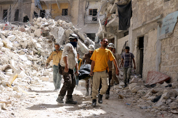 시리아 공습… 폐허가 된 도시, 이웃을 잃은 사람들
