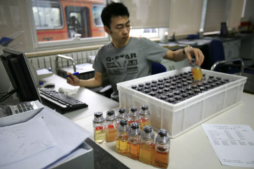중국반도핑기구의 한 직원이 지난 2008년 6월 30일 중국 선수들의 소변 샘플을 분류하고 있다.     AP 자료사진 