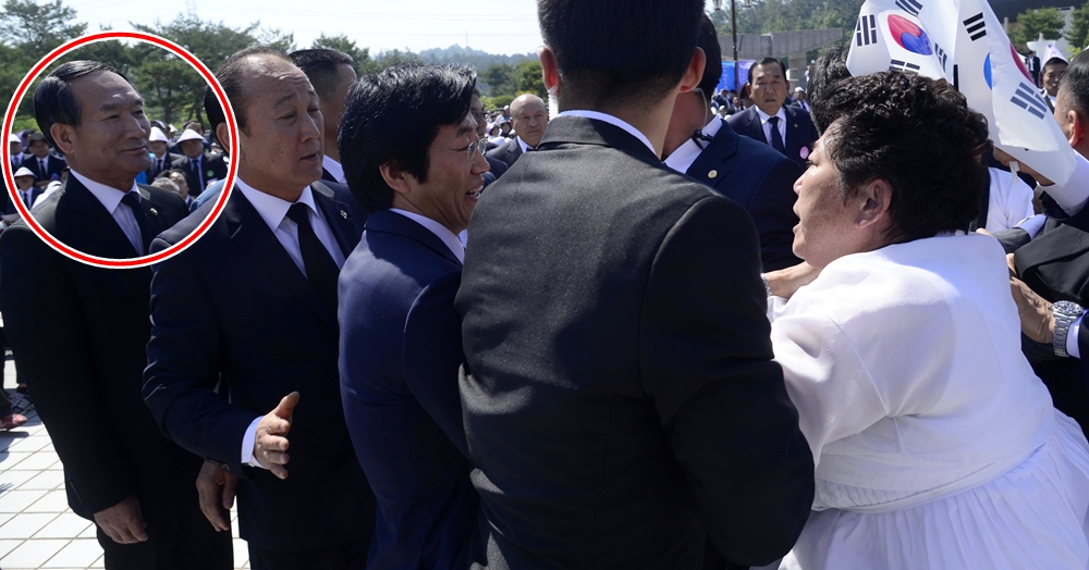 박승춘 국가보훈처장(왼쪽)이 5·18민주유공자유족 회원들로부터 거센 항의를 받고 있다. 이날 박승춘 보훈처장은 기념식장에 입장하지 못했다. 손형준 기자 boltagoo@seoul.co.kr