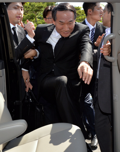 유가족 항의에 5.18 기념식장 떠나는 박승춘 보훈처장