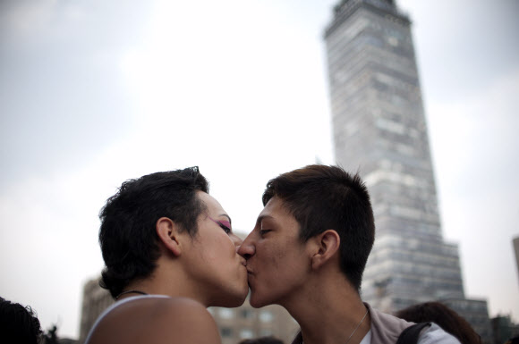 17일(현지시간) 멕시코 멕시코시티에서 열린 ‘국제 동성애혐오 반대의 날(International Day against Homophobia)’ 행사에서 성적소수자(LGBT)들이 키스를 하고 있다. AFP 연합뉴스