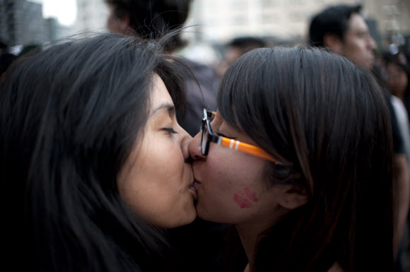 17일(현지시간) 멕시코 멕시코시티에서 열린 ‘국제 동성애혐오 반대의 날(International Day against Homophobia)’ 행사에서 성적소수자(LGBT)들이 키스를 하고 있다. AFP 연합뉴스