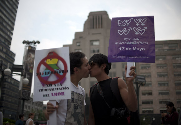 17일(현지시간) 멕시코 멕시코시티에서 열린 ‘국제 동성애혐오 반대의 날(International Day against Homophobia)’ 행사에서 성적소수자(LGBT)들이 키스를 하고 있다. AFP 연합뉴스