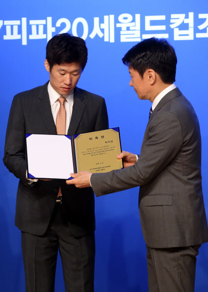 18일 서울 아산정책연구원에서 열린 2017 국제축구연맹(FIFA) U-20 월드컵 홍보대사 위촉식?U-20 크루 발대식에서 홍보대사로 임명된 박지성이 정몽규 위원장으로부터 위촉장을 받고 있다.  연합뉴스