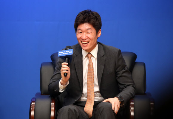 18일 서울 아산정책연구원에서 열린 2017 국제축구연맹(FIFA) U-20 월드컵 홍보대사 위촉식?U-20 크루 발대식에서 홍보대사로 임명된 박지성이 사회자의 질문에 답하며 환하게 웃고 있다. 연합뉴스