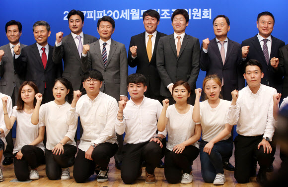 18일 서울 아산정책연구원에서 열린 2017 국제축구연맹(FIFA) U-20 월드컵 홍보대사 위촉식?U-20 크루 발대식에서 홍보대사로 임명된 안정환과 박지성이 참석자들과 기념촬영하고 있다.  연합뉴스