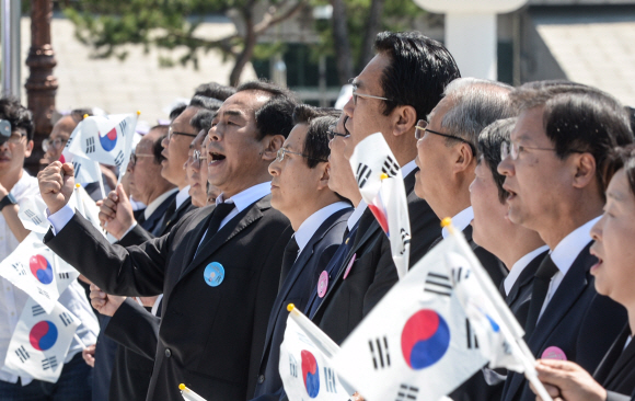 ‘굳게 다문 입’... 임을 위한 행진곡 부르지 않는 황교안 총리 