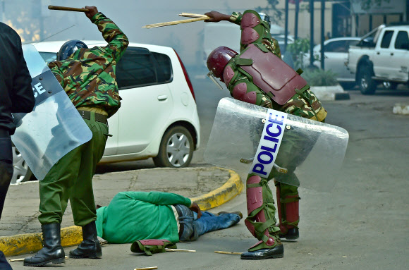 시위자에 몽둥이 휘두르는 케냐 경찰