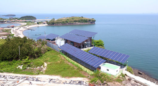 충남 홍성군 죽도에 설치된 태양광 융복합 발전시스템 모습.　한화 제공 