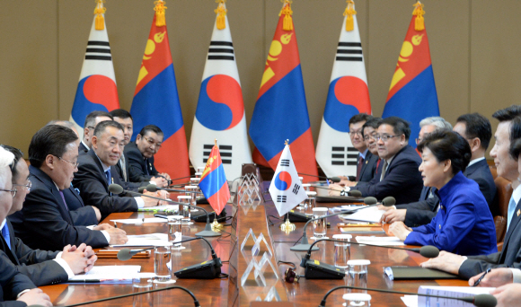 19일 몽골 엘 벡 도르지 몽골대통령이 공식방한하여 한.몽골 정상회담에서 박근혜 대통령이 인사말을 하고있다.  안주영 기자 jya@seoul.co.kr