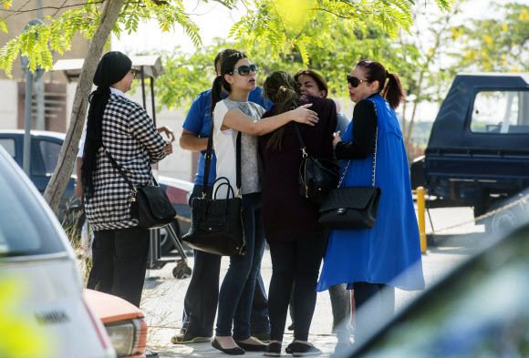 19일(현지시간) 이집트 여객기 추락 소식을 들은 탑승자 가족들이 서로를 부둥켜 안고 슬퍼하고 있다. 사진=AFP연합뉴스