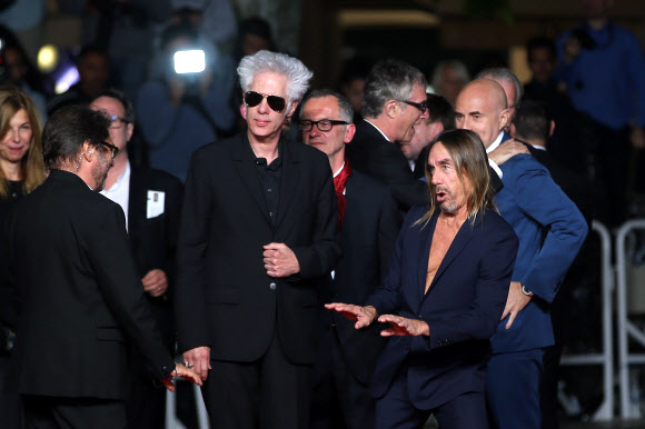 디렉터 짐 자무쉬(가운데)와 가수 이기 팝(오른쪽)이 20일(현지시간) 남 프랑스에서 열린 제69회 칸 국제영화제에서 포즈를 취하고 있다.AP 연합뉴스