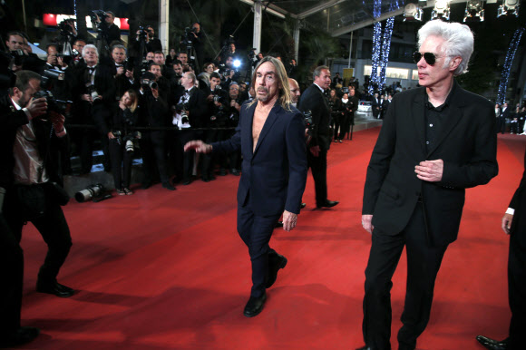 디렉터 짐 자무쉬(오른쪽)와 가수 이기 팝(가운데)이 20일(현지시간) 남 프랑스에서 열린 제69회 칸 국제영화제에서 포즈를 취하고 있다.AP 연합뉴스