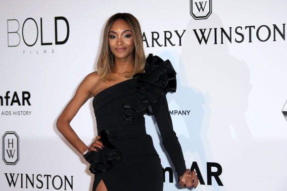 모델 조단 던이 19일(현지사간) 남 프랑스에서 열린 제69회 칸 국제영화제에서 열린 ‘the amfAR Cinema Against AIDS benefit’에 참석해 포즈를 취하고 있다.AP 연합뉴스