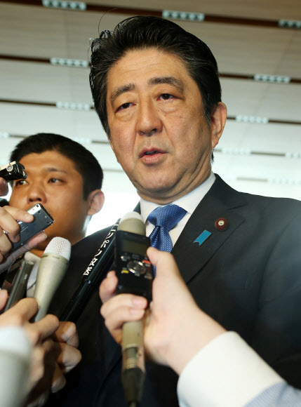 20일(현지시간) 일본 도쿄 총리 관저에서 취재진의 질문에 대답하고 있는 아베 신조 일본 총리. 사진=AFP연합뉴스