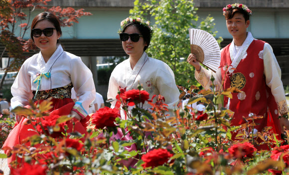 폭염 속 한복입고 꽃대궐로