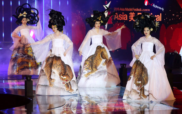 화려한 패션과 헤어