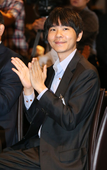 박수치는 ’센돌’ 이세돌