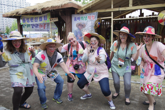 음성 품바축제장을 찾은 외국인 관광객들이 흥겹게 각설이 춤을 추고 있다.