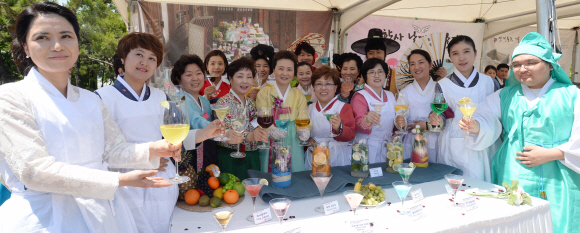 20일 서울 중구 남산골한옥마을에서 열린 제9회 전통주와 전통음식의 만남 축제에서 한국전통음식연구소 회원들이 전통주를 소개하고 있다. 손형준 기자 boltagoo@seoul.co.kr