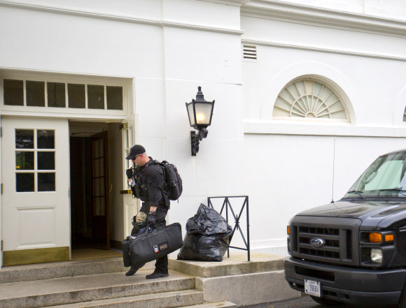 미국 비밀경호국 요원이 20일(현지시간) 백악관에 들어서고 있다. 사진=AP연합뉴스
