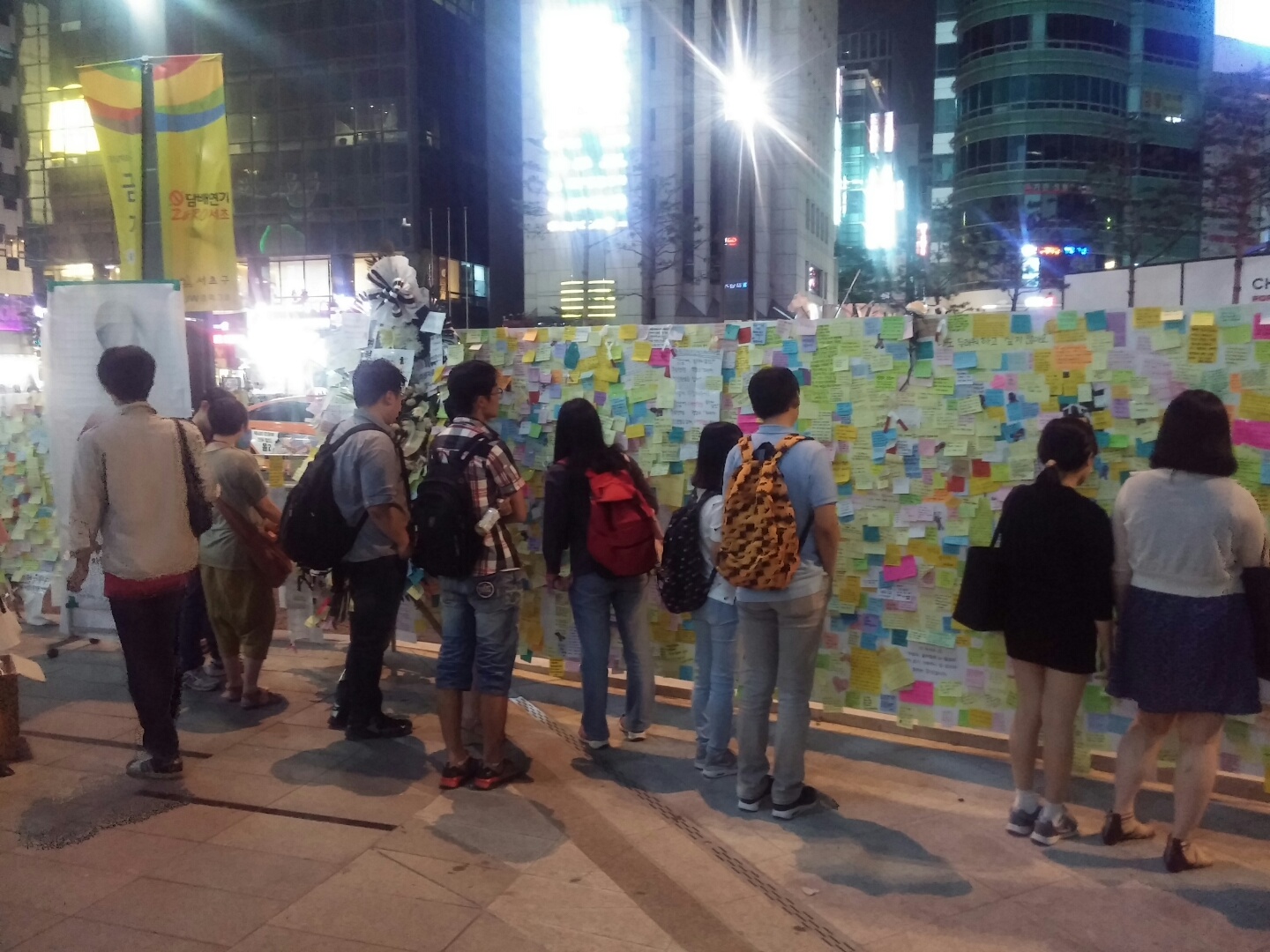 21일 오후 서울 강남역 10번 출구 ‘강남역 살인’ 추모 현장을 찾은 시민들. 