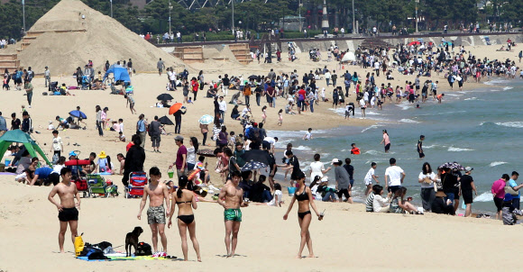 ’덥다’ 해운대 북적