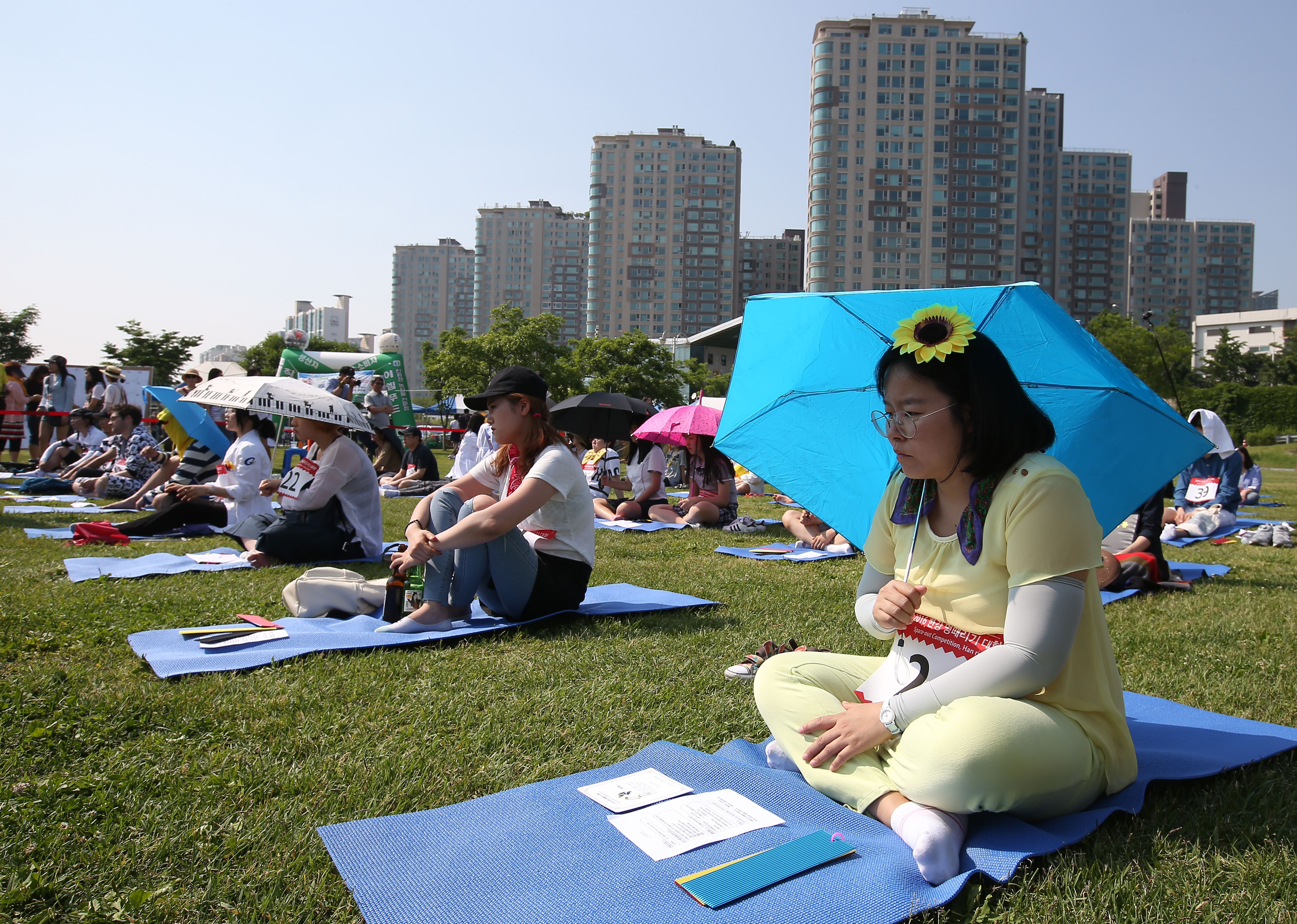 22일 오후 서울 이촌한강공원 청보리밭 일대에서 열린 2016 한강 멍때리기 대회에서 참가자들이 생각에 잠겨있다.